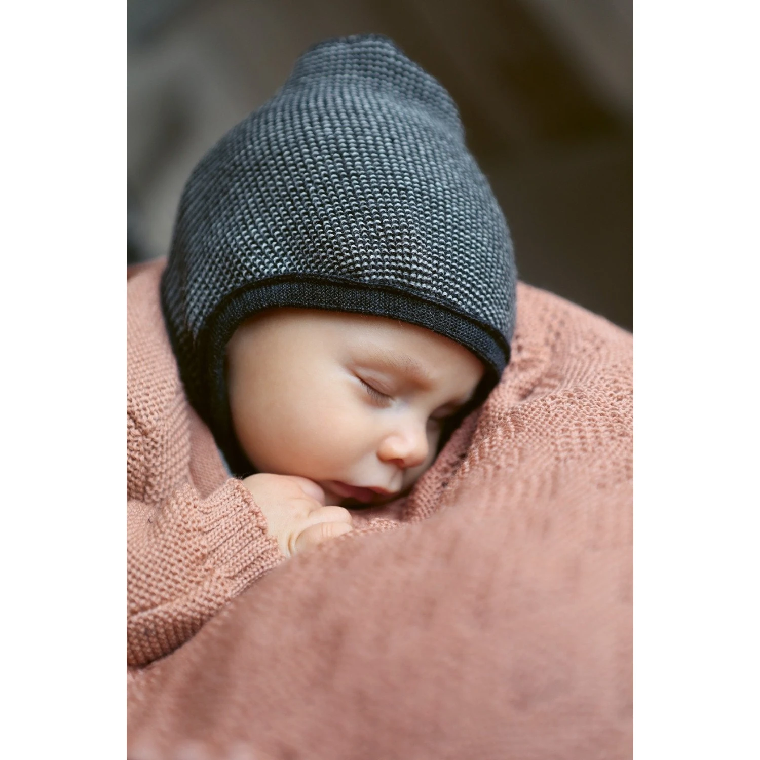 Disana Knitted Merino Bonnet - Bordeaux/Rose 2 Disana Knitted Merino Bonnet - Bordeaux/Rose - Image 2